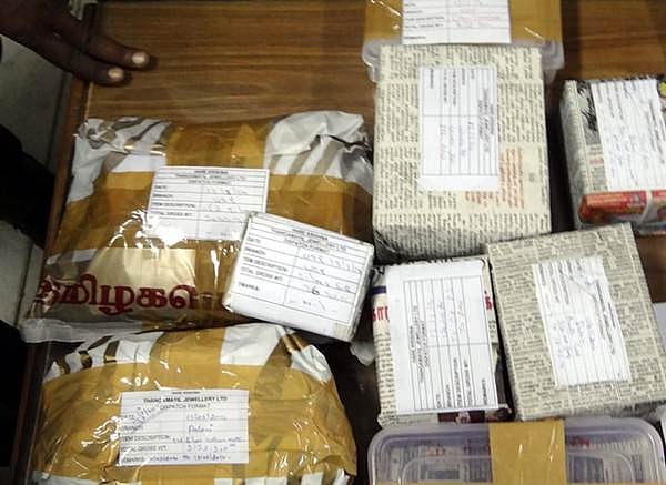 பழனியில் வாகன தணிக்கையின் போது ரூ.32 இலட்சம் மதிப்புள்ள நகைகள், ரூ.1.60 இலட்சம் ரொக்கம் பிடிபட்டது